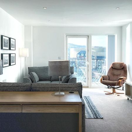 Elegant And Bright Seaside Apt In Swansea Marina Exterior foto