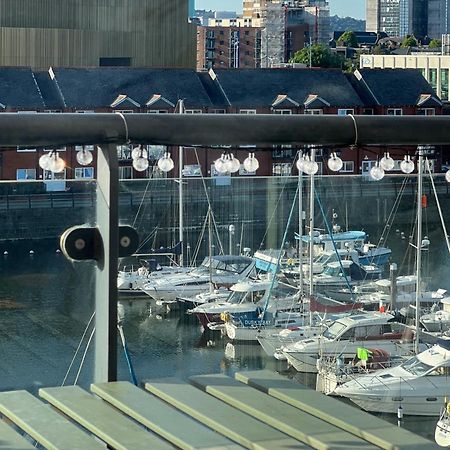 Elegant And Bright Seaside Apt In Swansea Marina Exterior foto