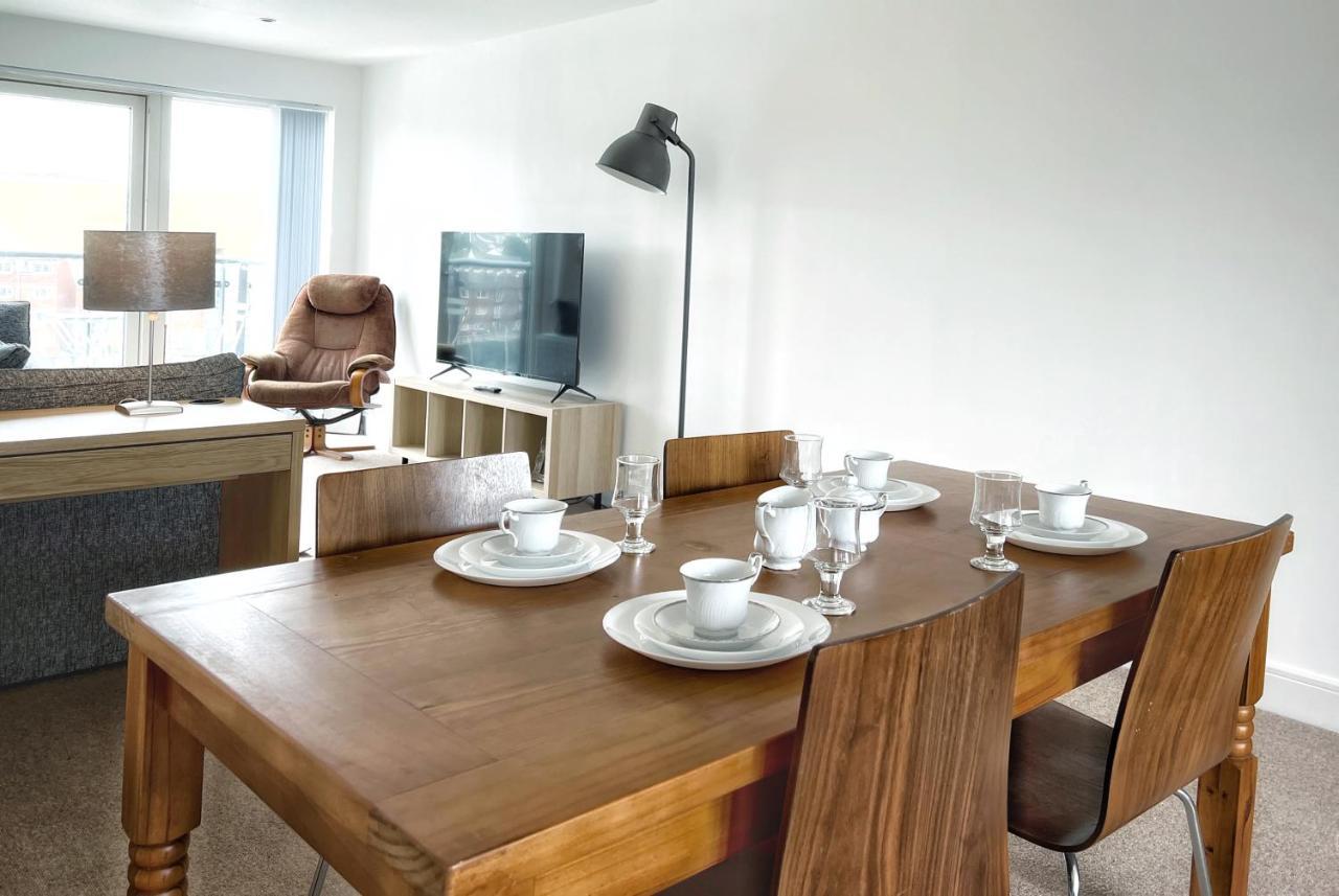 Elegant And Bright Seaside Apt In Swansea Marina Exterior foto