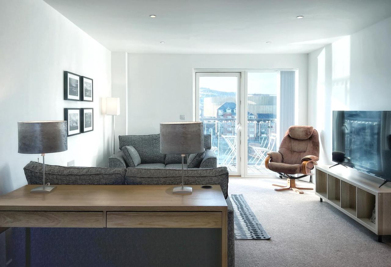 Elegant And Bright Seaside Apt In Swansea Marina Exterior foto