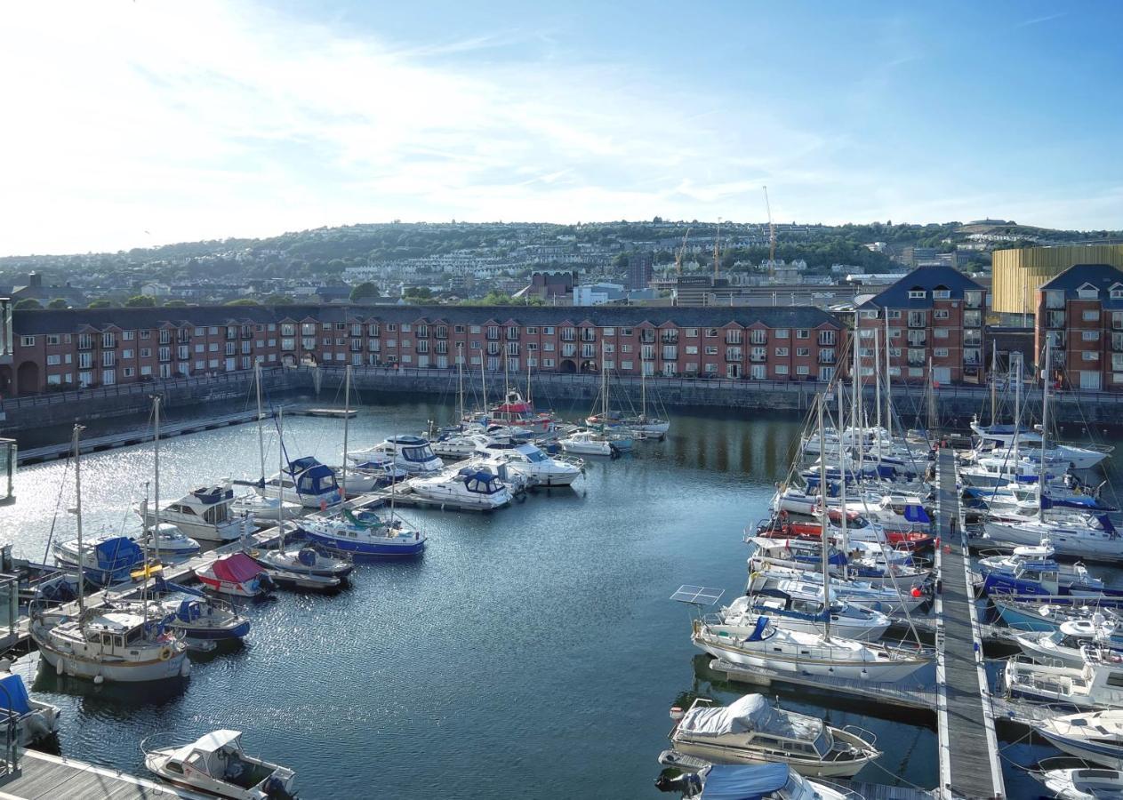 Elegant And Bright Seaside Apt In Swansea Marina Exterior foto