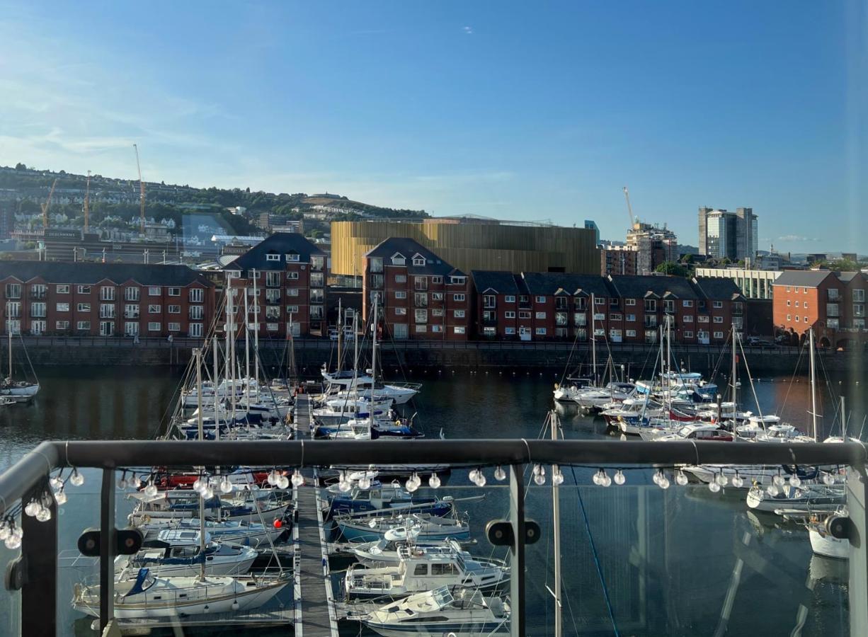 Elegant And Bright Seaside Apt In Swansea Marina Exterior foto