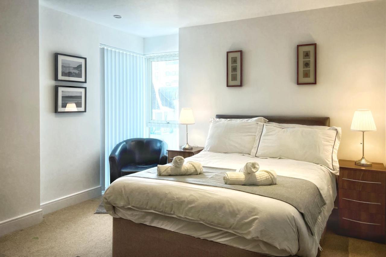 Elegant And Bright Seaside Apt In Swansea Marina Exterior foto