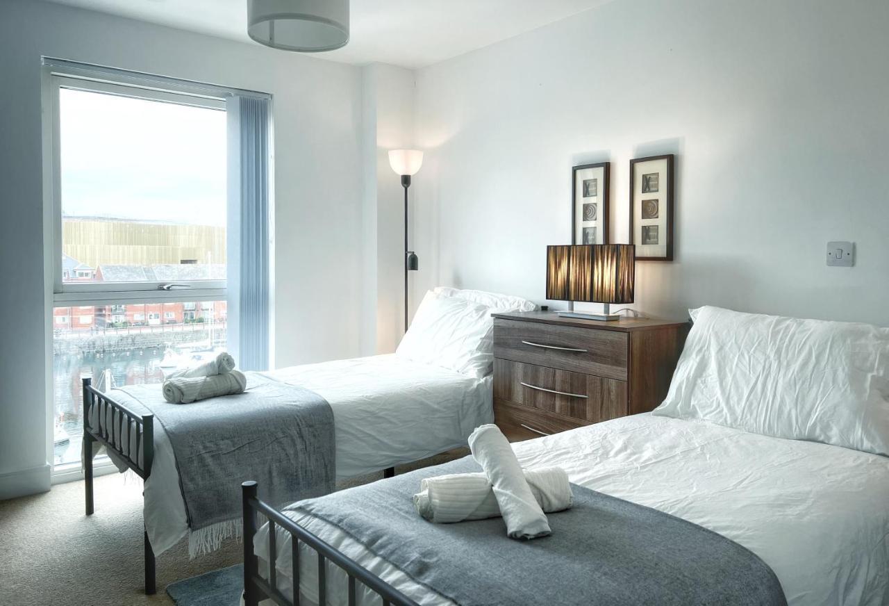 Elegant And Bright Seaside Apt In Swansea Marina Exterior foto